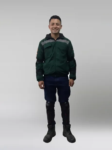 Dotación básica: Chaqueta con apliques reflectivos, pantalón tipo jean, coderas y rodilleras removibles, y bota corta.