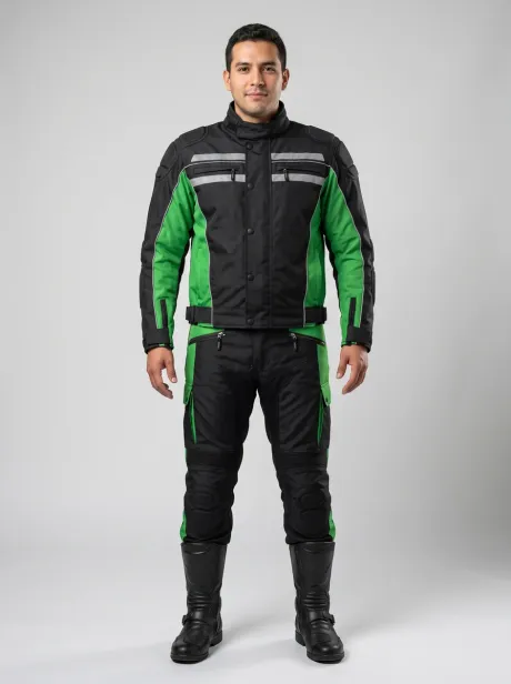 Uniforme de seguridad: Chaqueta y pantalón antifricción con apliques reflectivos, forro interno en malla transpirable y kit de protecciones removibles en hombros, codos, espalda, caderas y rodillas. Botas de caña alta.