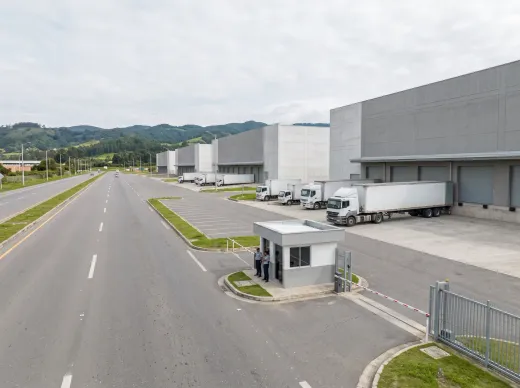 Bodegas y centros de distribución a las afueras de la ciudad, junto a una vía de doble calzada